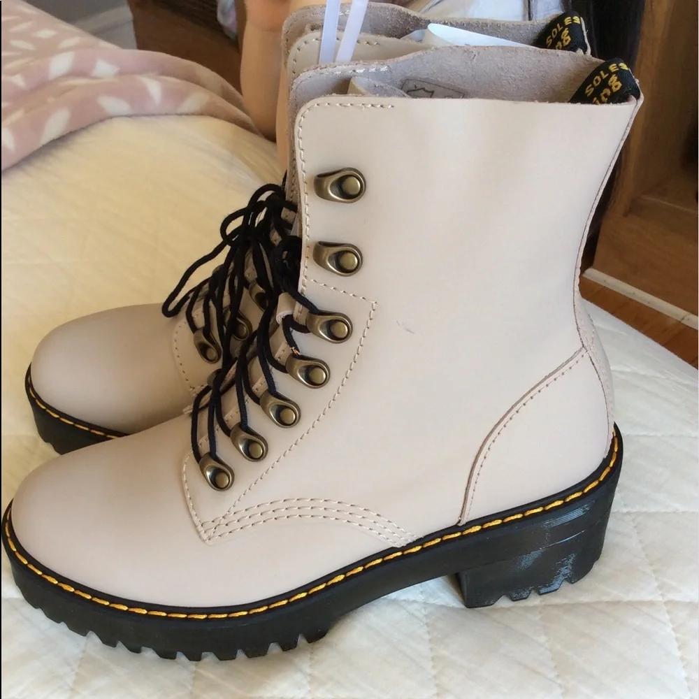Dr. Martens Leona boots